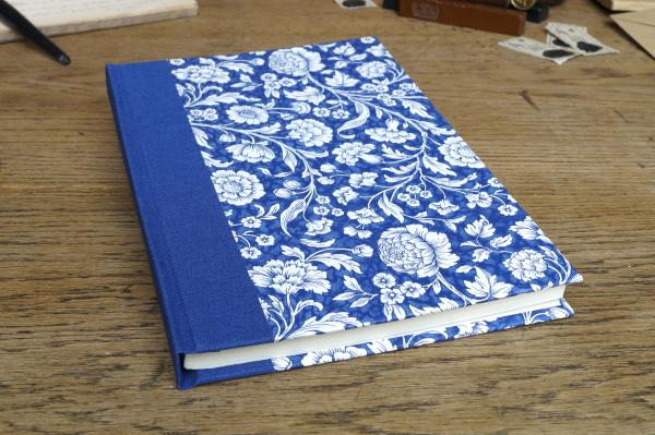Notebook, sturdy blue cover with white flowers, blue linen spine